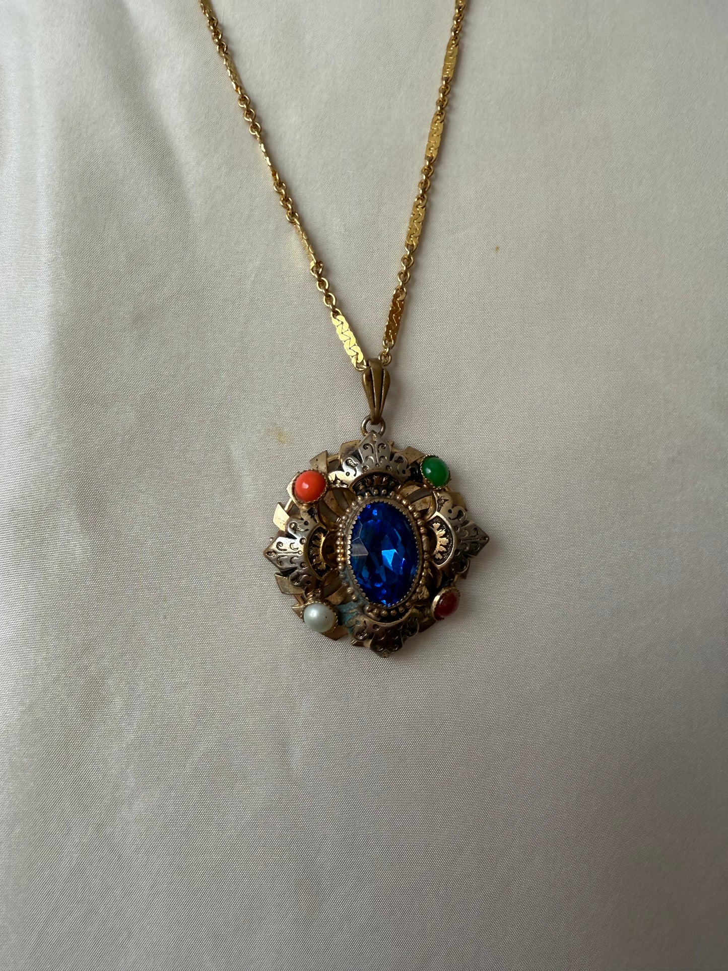 Gold pendant necklace