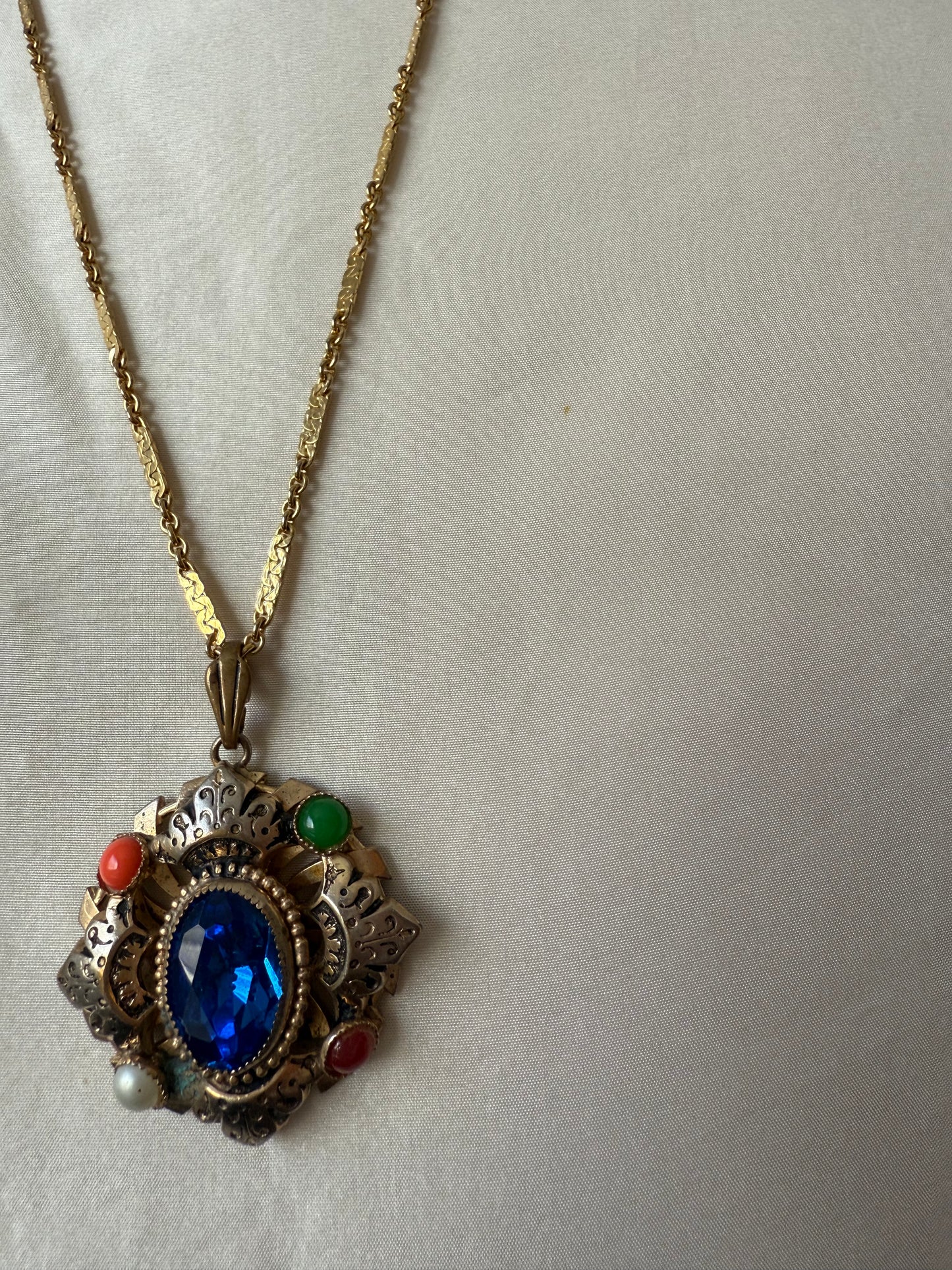 Gold pendant necklace