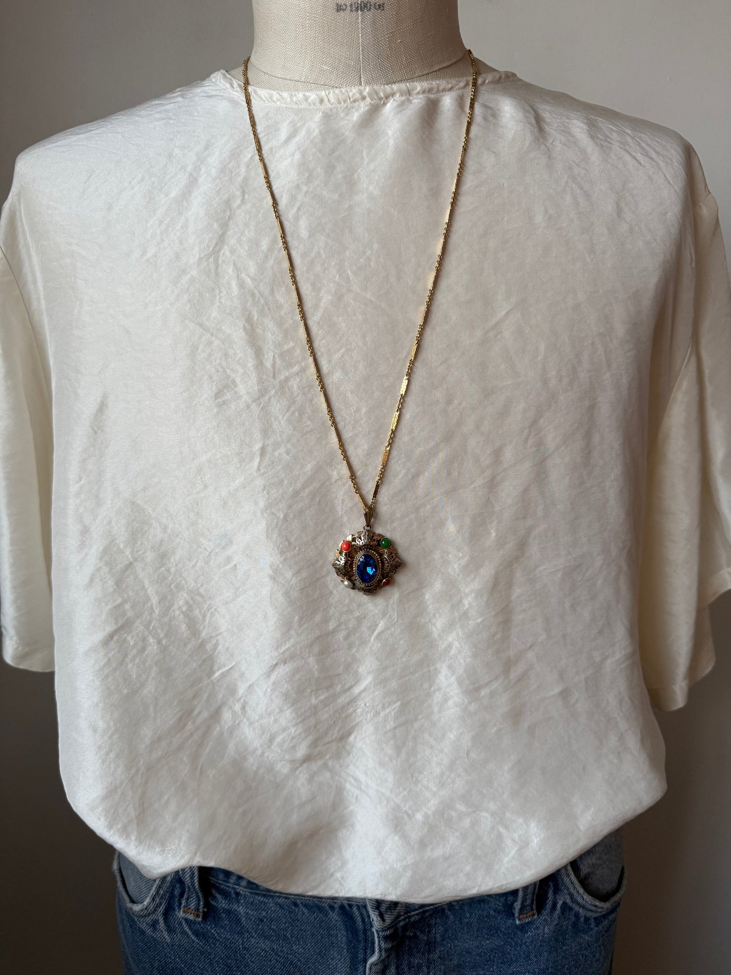 Gold pendant necklace