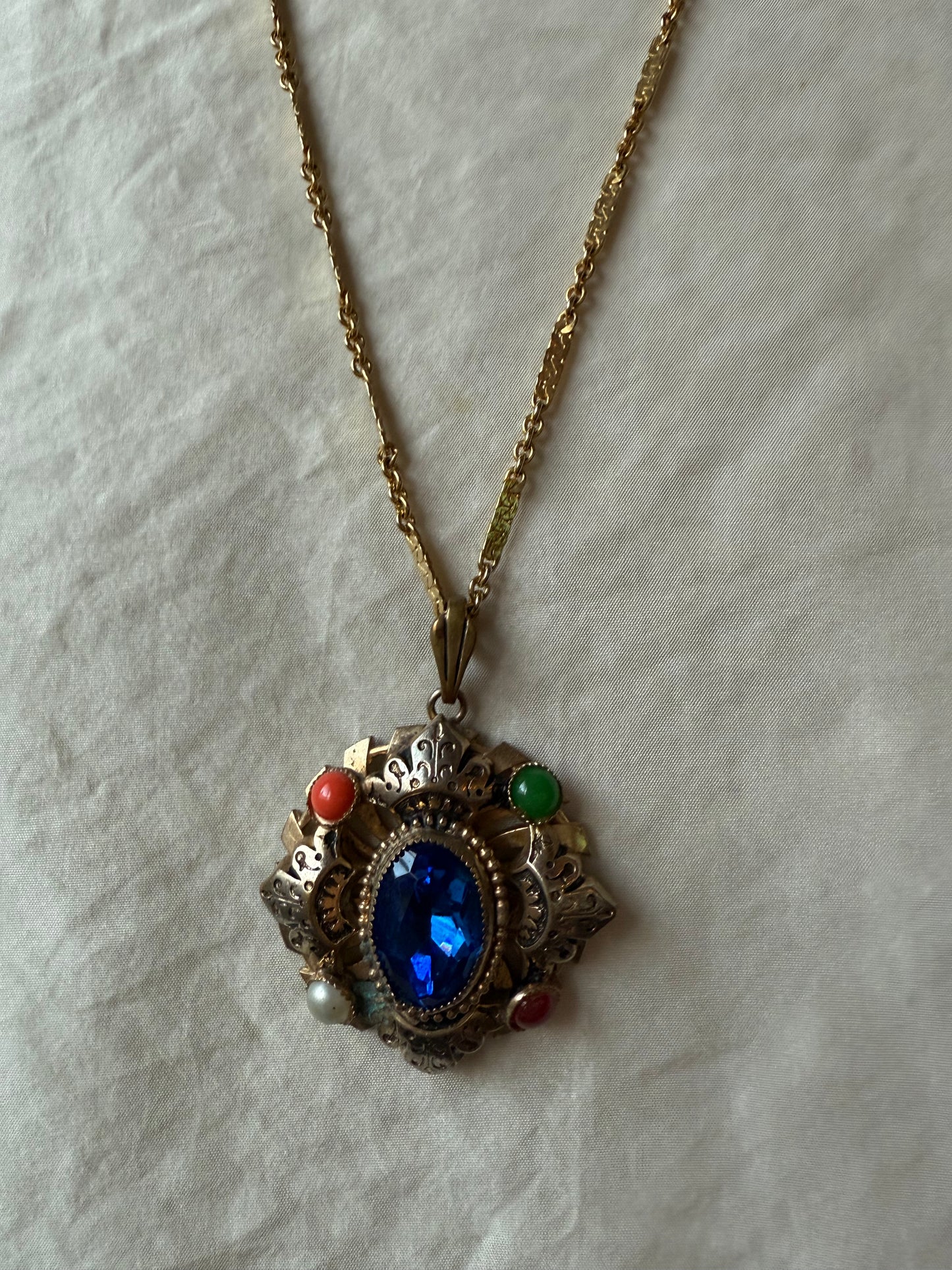 Gold pendant necklace