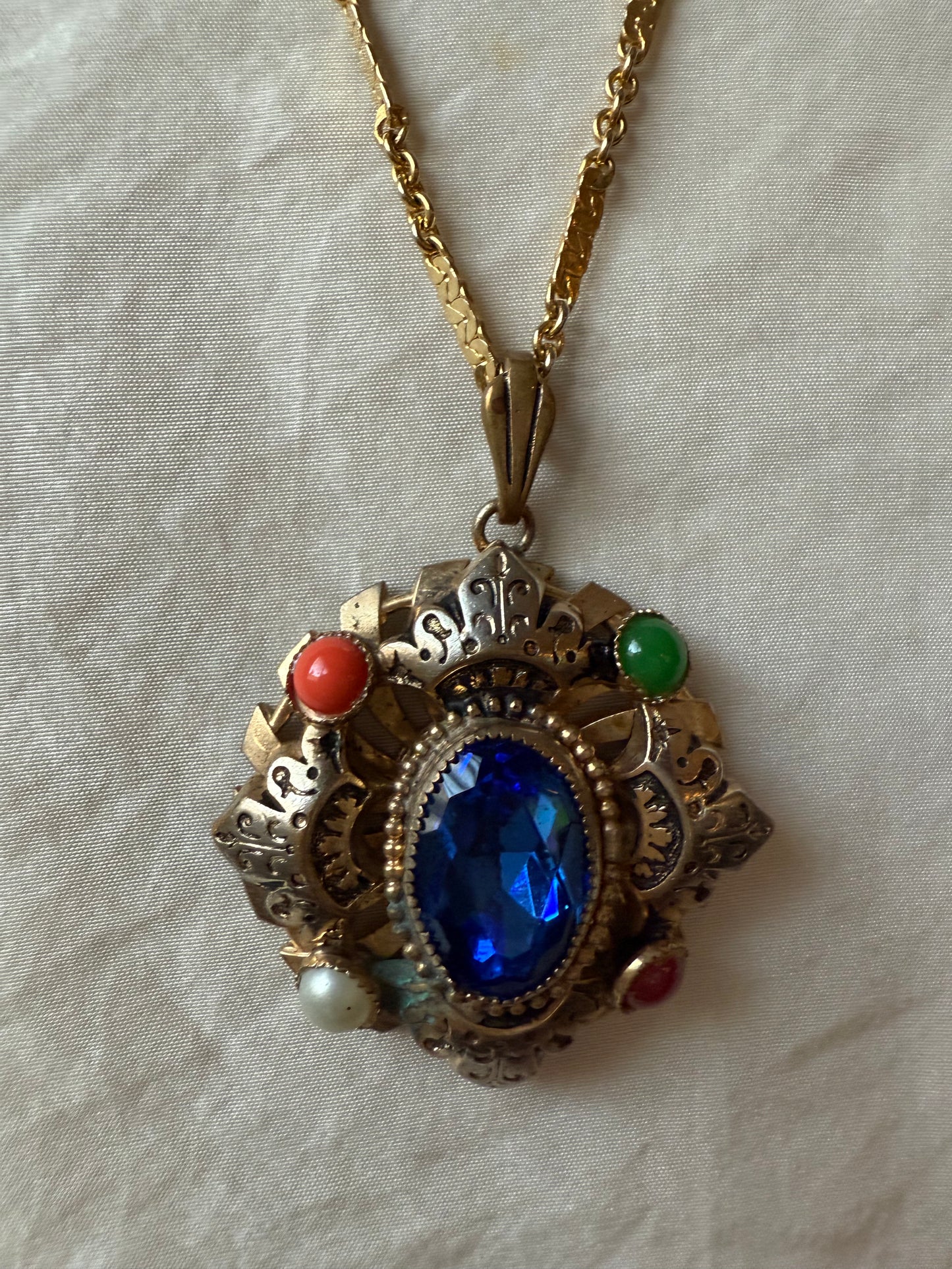 Gold pendant necklace